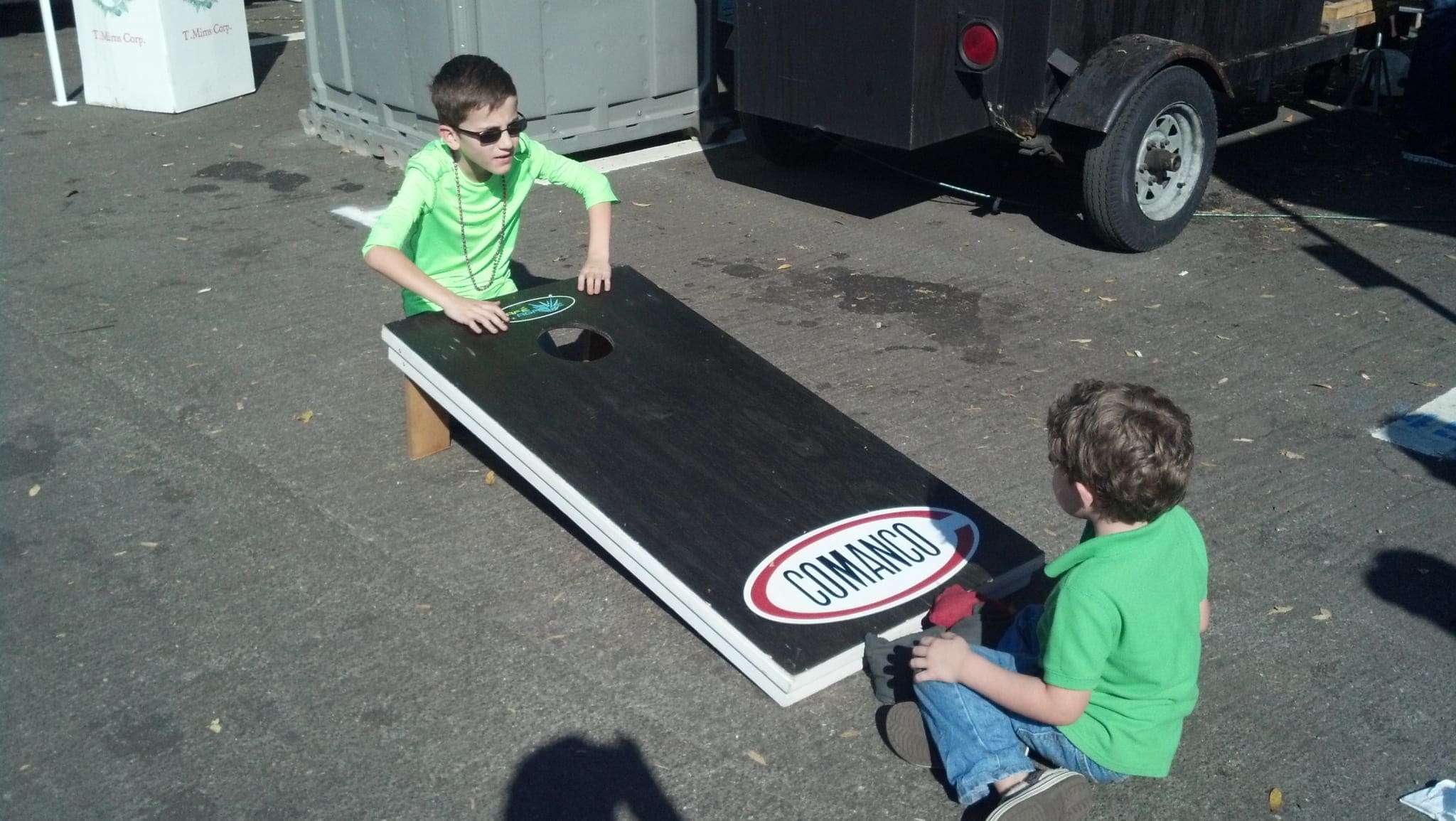 Pic_1_kids_with_comanco_sign